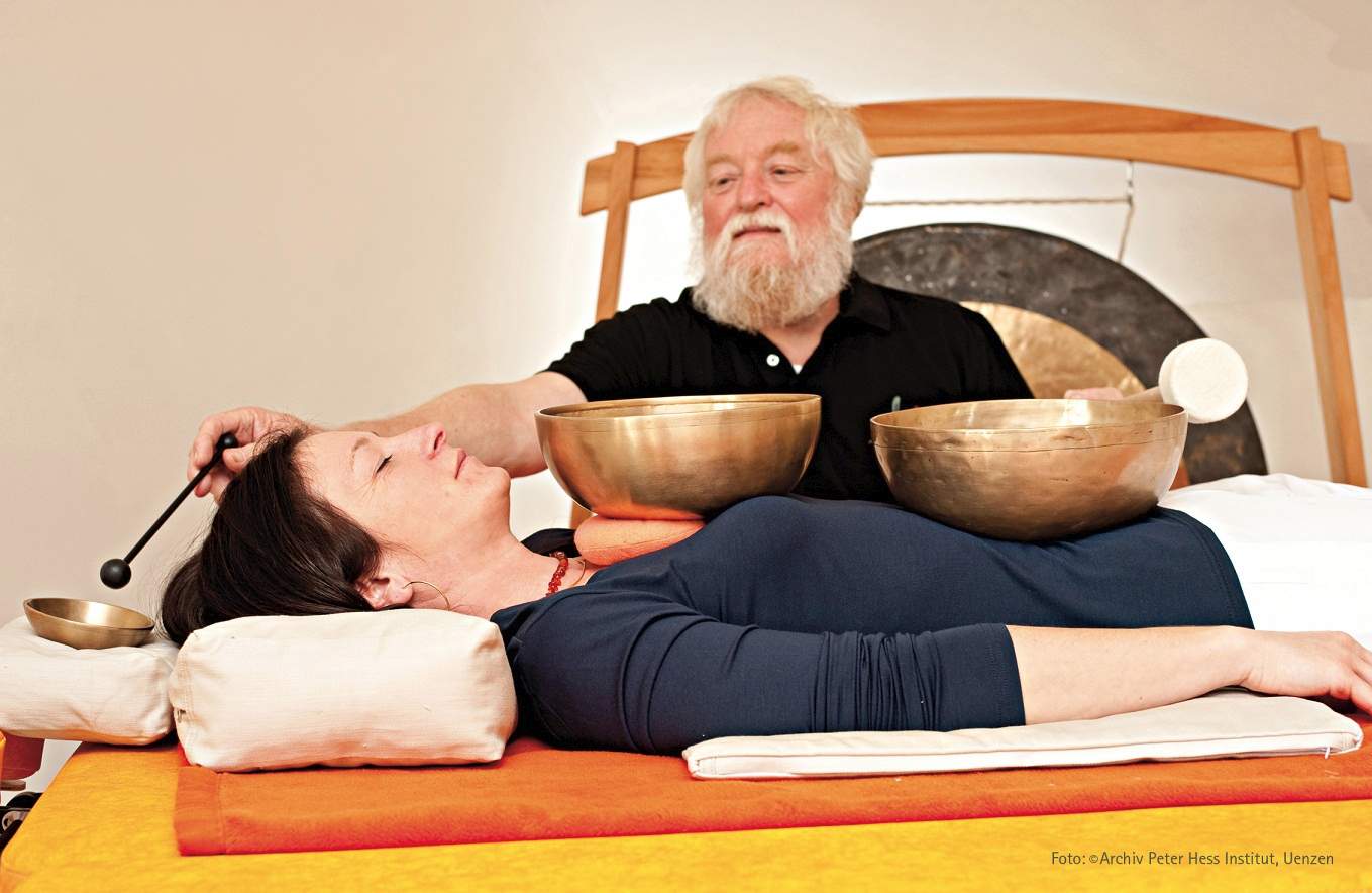 Peter Hess bei der Klangmassage