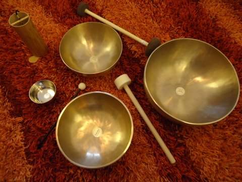 einige Klangschalen auf Teppich